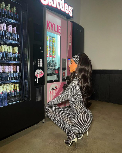 百亿富婆金小妹亚洲蹲迷人!裹黑白闪电连体裤霸气,前凸后翘绝辣