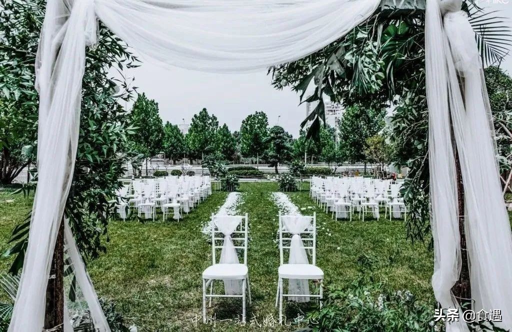 成都草坪婚礼场地推荐,农村草坪婚礼布置图片