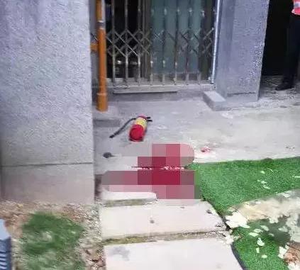 真是服了！高空抛物又来！贵州一女子小区散步，“钢琴”突然从天而降！结果......