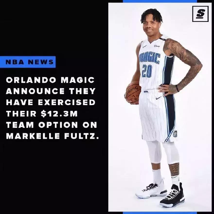 坐在观众席上看球赛篮球绝杀,坐在场边投篮