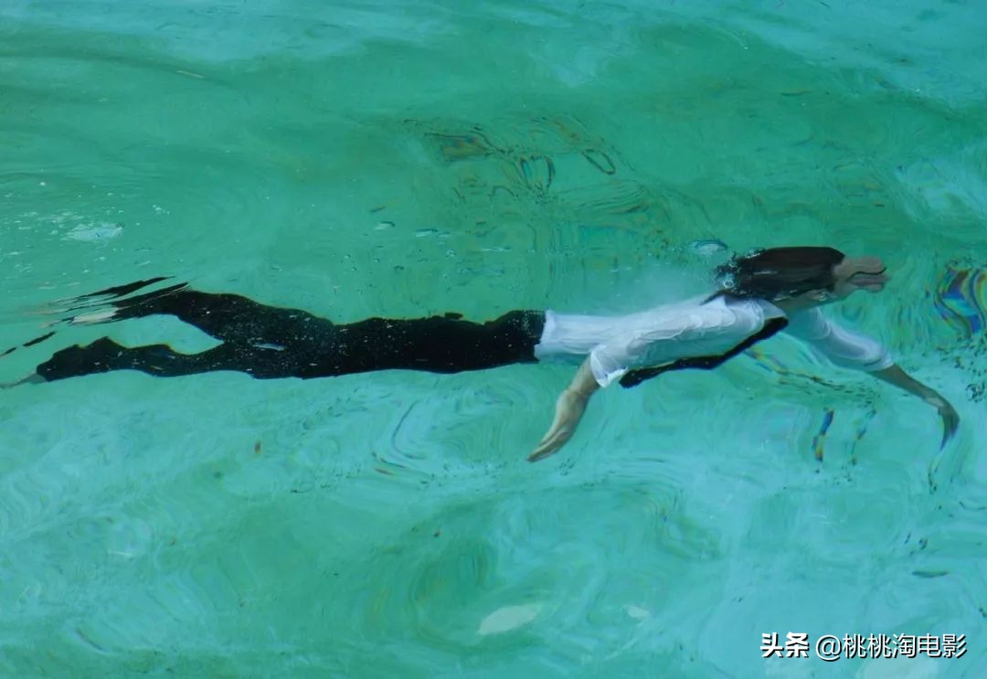 华金菲尼克斯名利场采访,华金菲尼克斯小丑西装