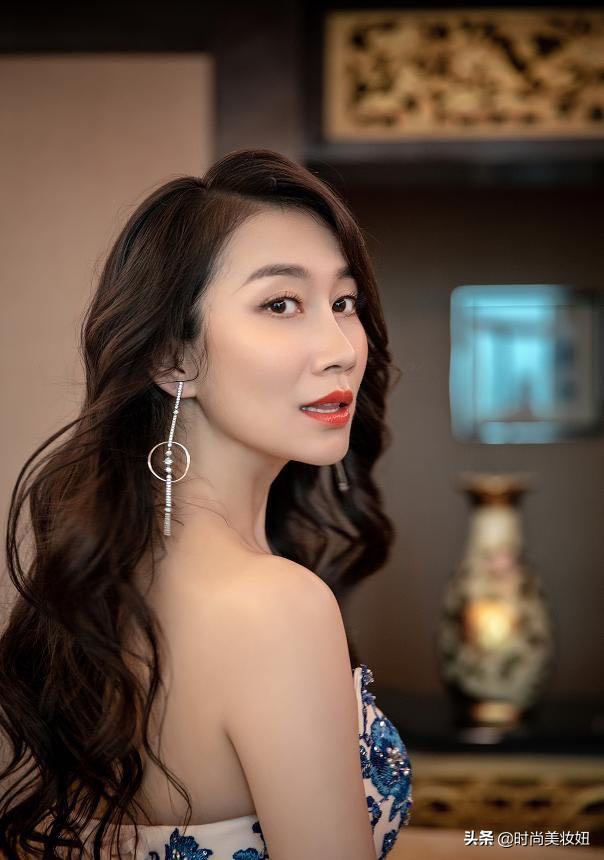 温峥嵘斜肩裙图片,温峥嵘穿衣服风格