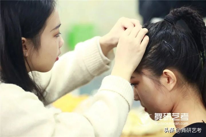 舞蹈怎么盘头盘得又好看又结实,盘头怎么盘舞蹈