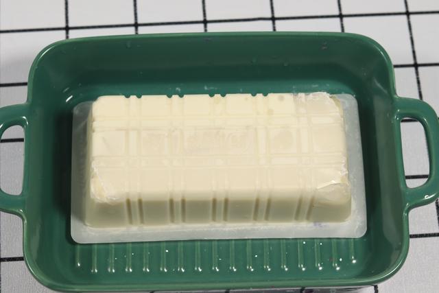 如何巧切皮蛋不粘刀呢,皮蛋豆腐怎么做不出水