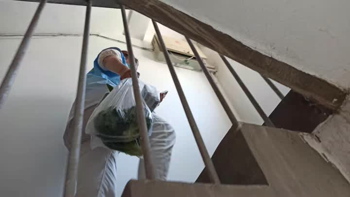 网格员协助社区疫情防控,社区网格员做好跟踪落实居家隔离