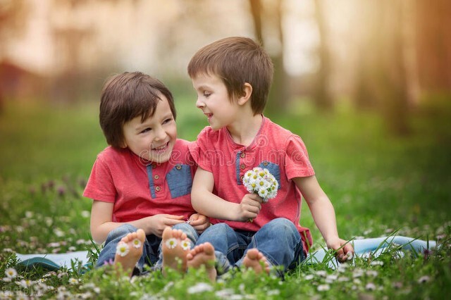 天气凉了小孩不愿穿鞋袜怎么办,孩子不爱穿鞋子怎么办