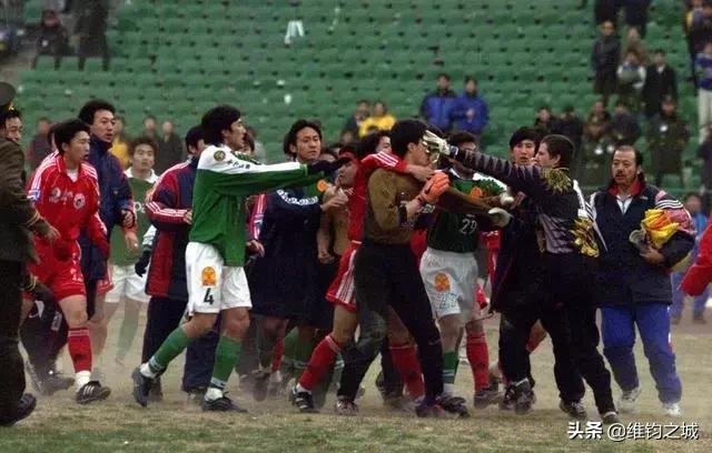 韩国外援因不能首发怨恨主帅,见一次吐一口痰。