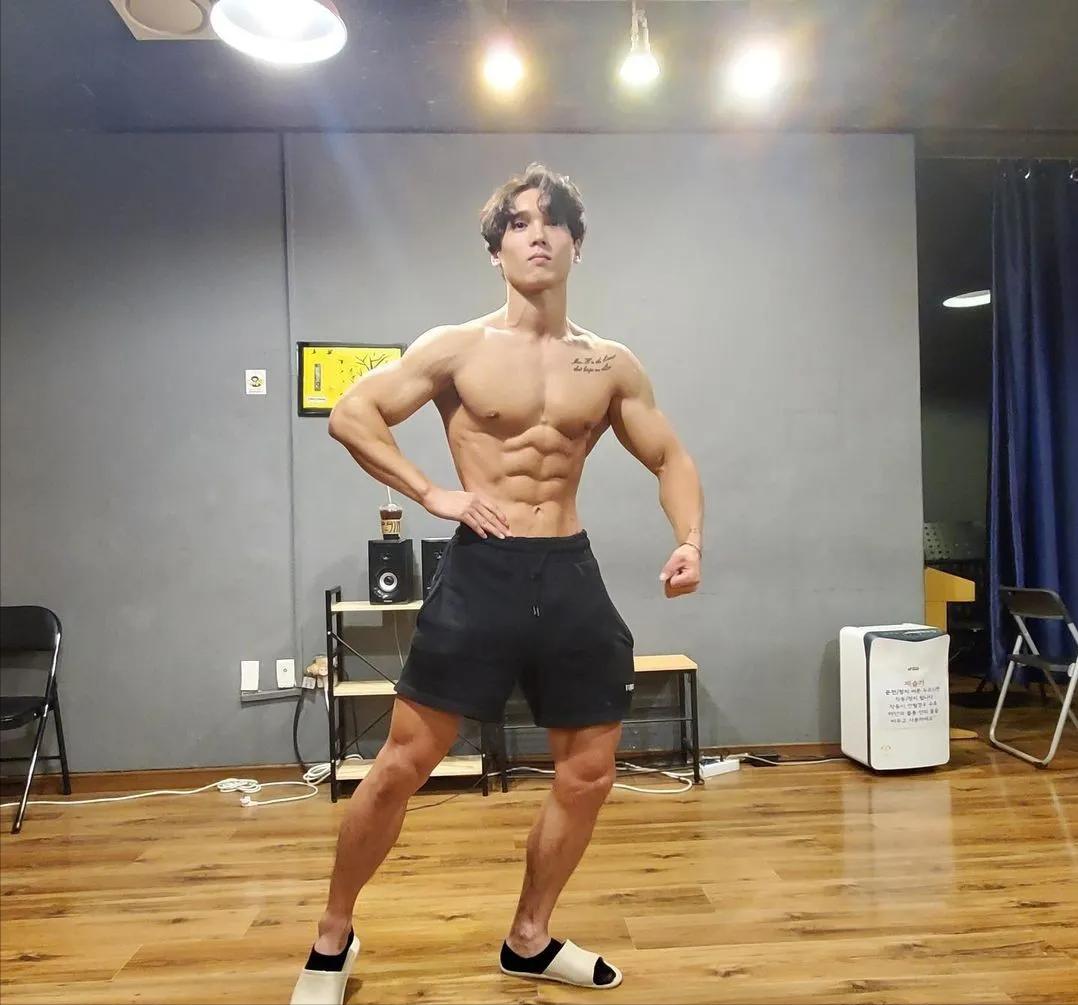 韩国白发肌肉小哥,韩国肌肉小哥染发