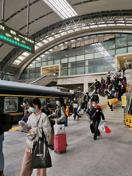 武汉“解封”后首趟返哈列车抵达哈尔滨西站