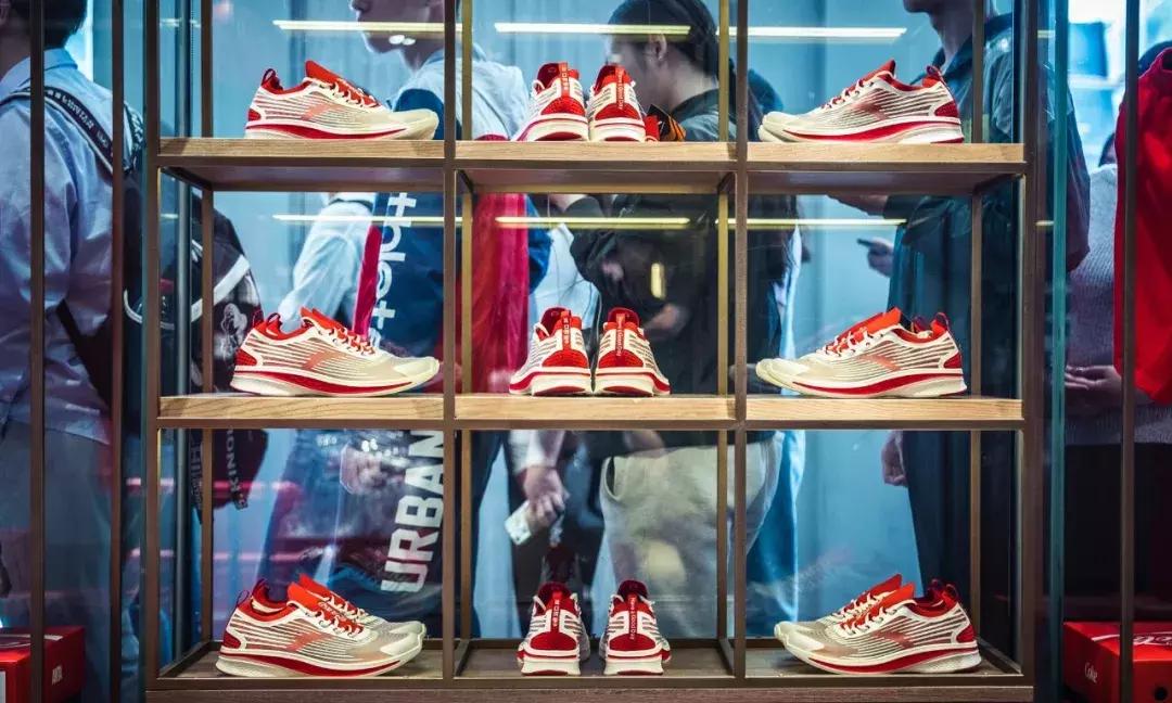 可口可乐联名跑步鞋怎么样,安踏可口可乐联名c37白熊款