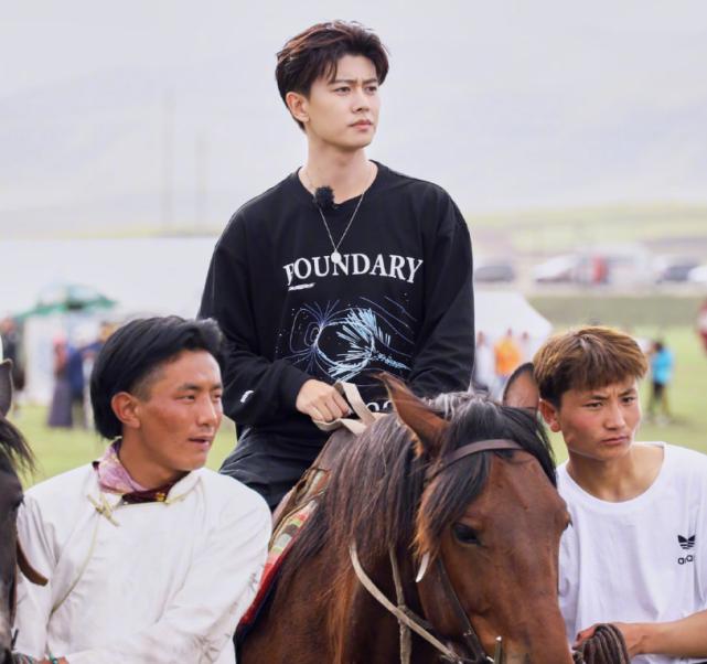 谁家策马少年郎，男星超飒骑马照，你觉得谁是你的白马王子