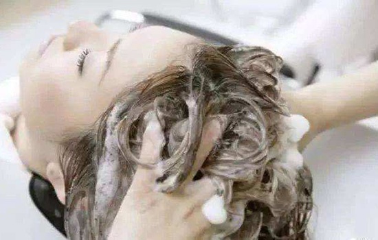 如何让刚烫的卷发变得自然,如何让刚烫的卷发变自然