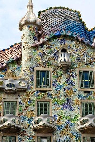 只知道西班牙有足球？看到这堵墙，游客：石壁生花