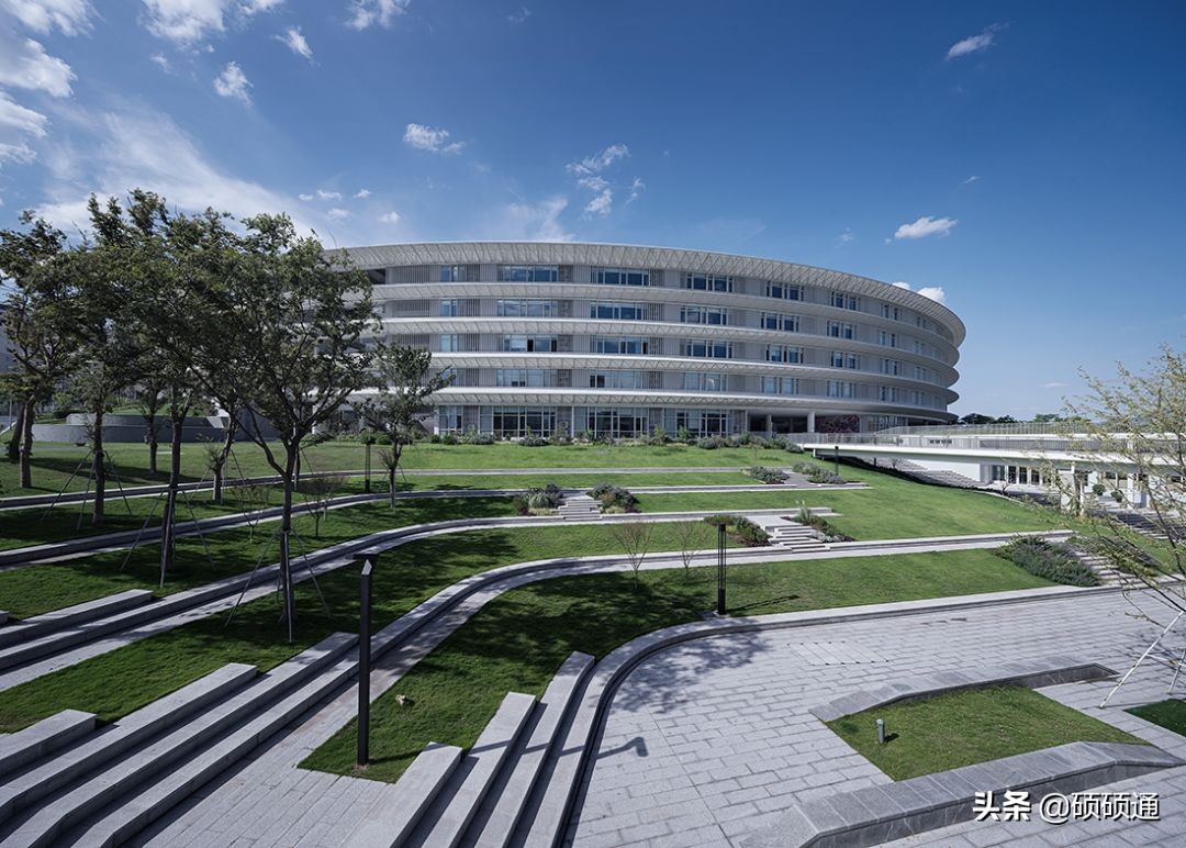 巨大环形飞船,巨大的地球主题环创