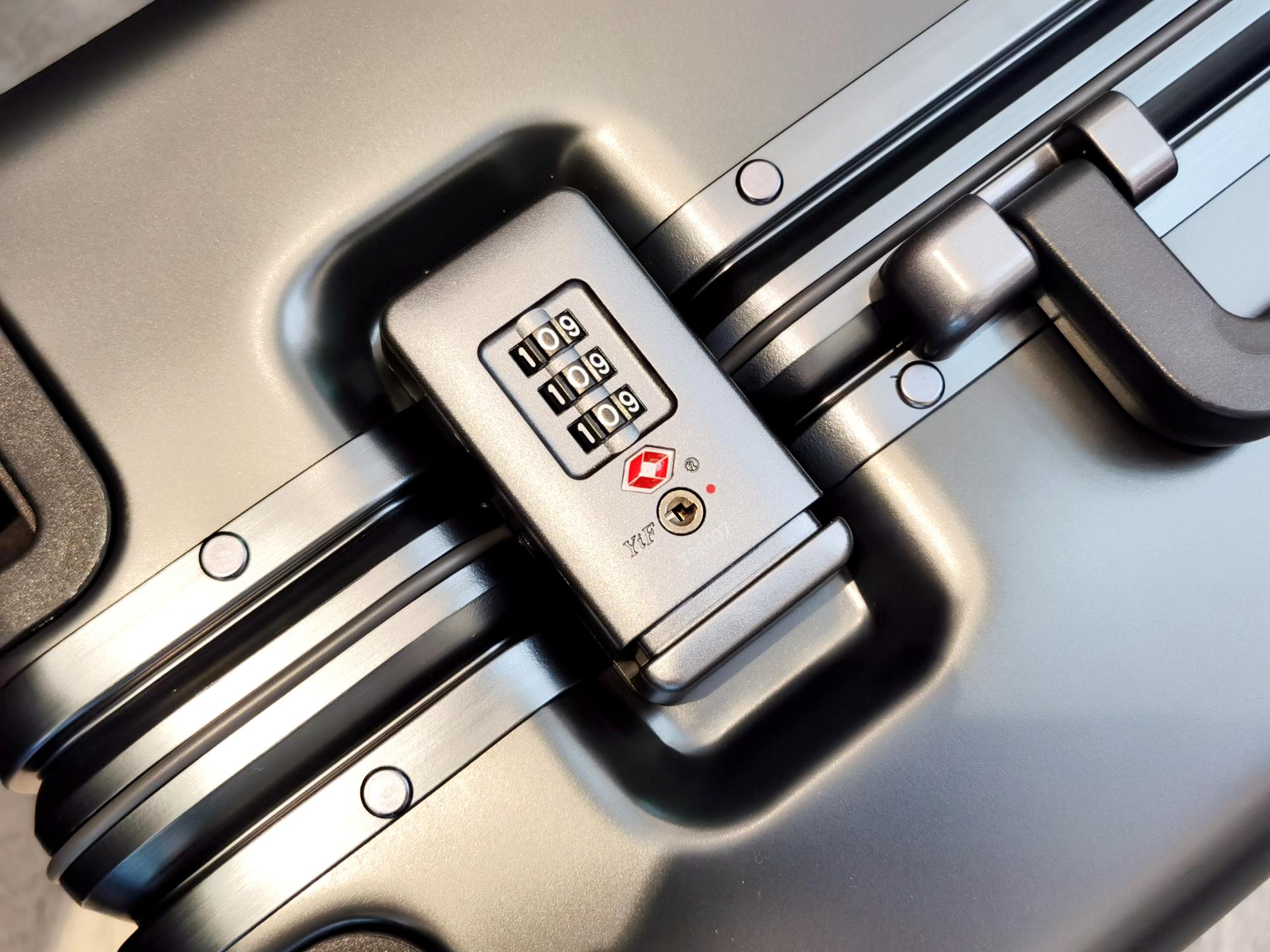 罗永浩地平线8号卖多少,罗永浩直播间旅行箱