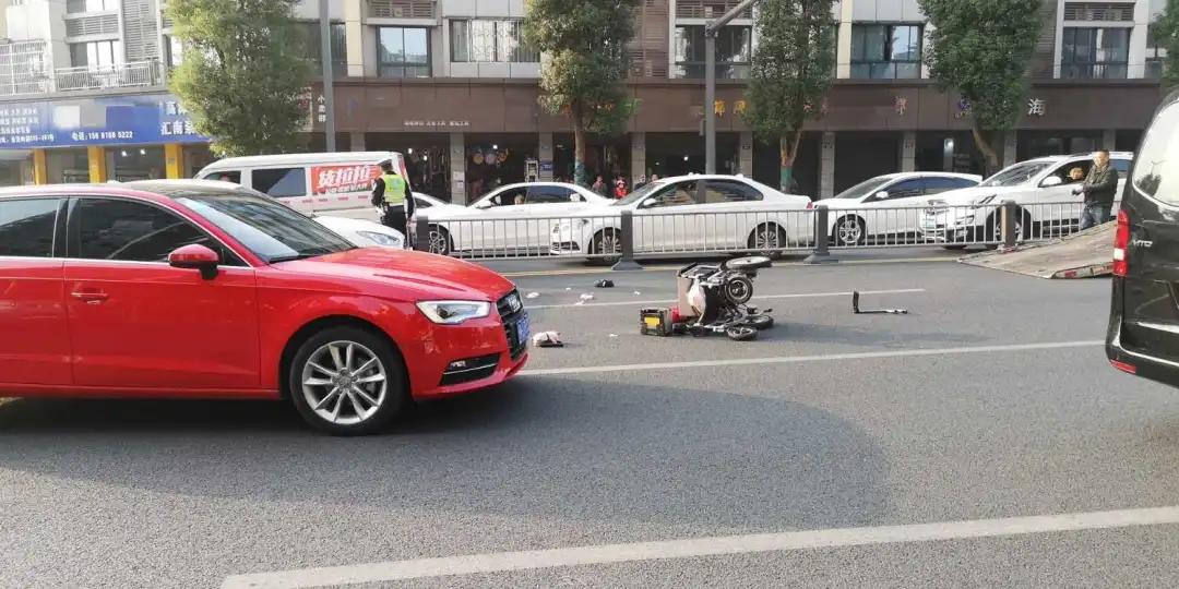 南充一小车被撞得四脚朝天,南充一辆客车被撞翻