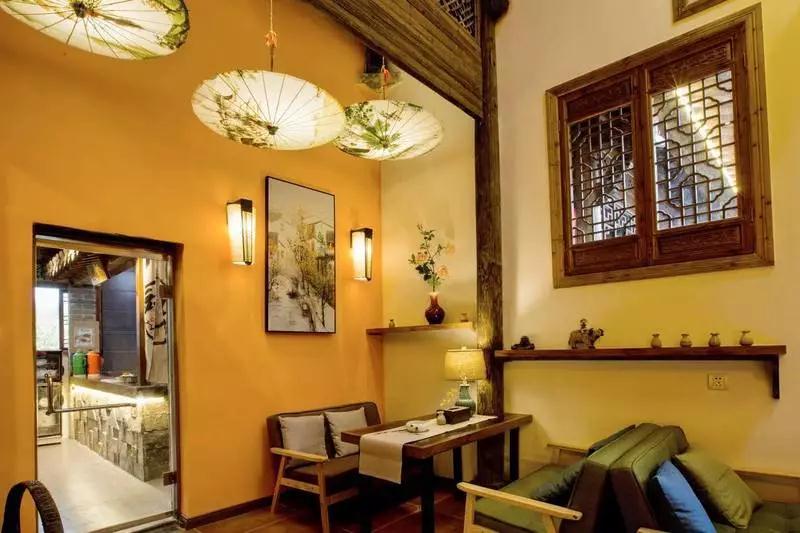 山崖上的徽派民宿,民宿古香古色的徽派民宿