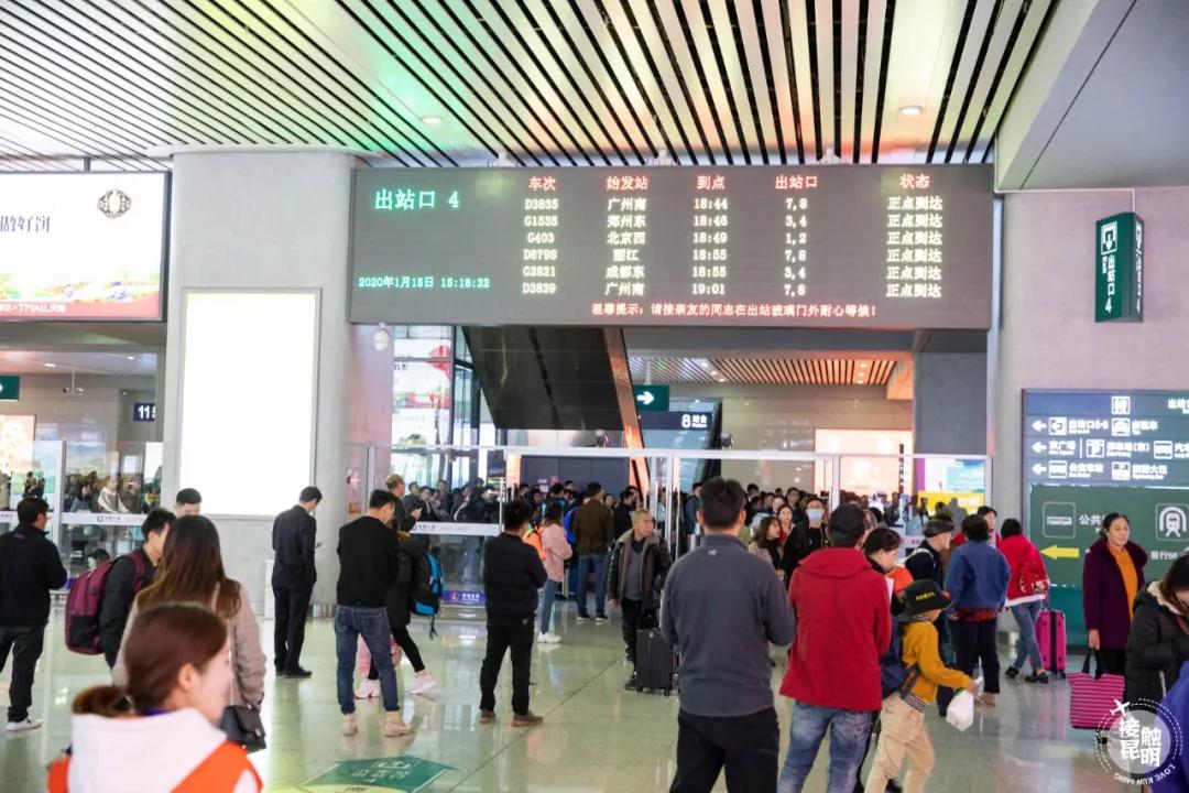 直击春运首日各地出行现场,春运首日直击带上祝福温暖回家