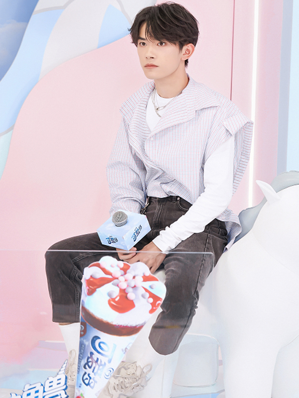 阿迪宠孩子式宠千玺!熟悉的袜子包裤脚又来了,你还没学会吗