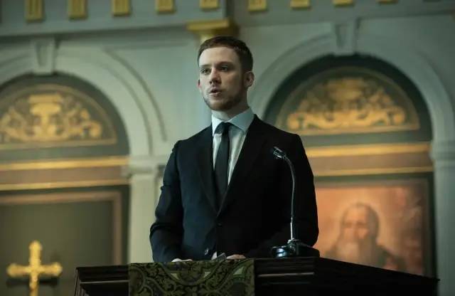 二流剧本，一流动作戏，《突袭》导演这部黑帮剧，太过瘾