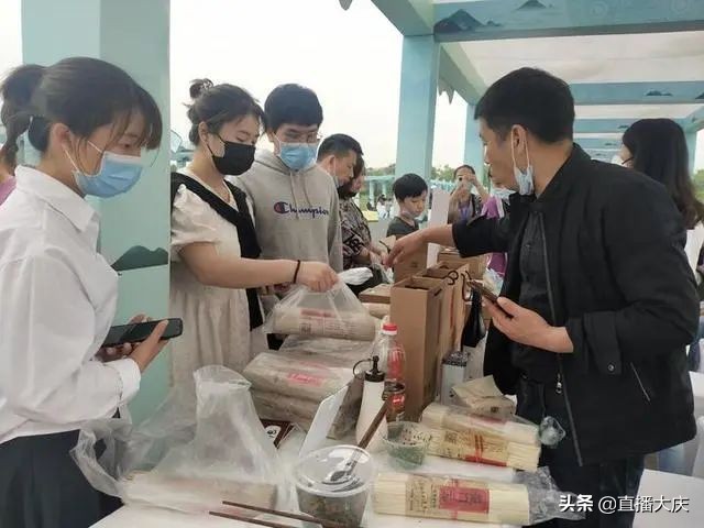 47岁大叔被人叫“宝宝”，靠一招年入500万！凌晨2点都有人抢货