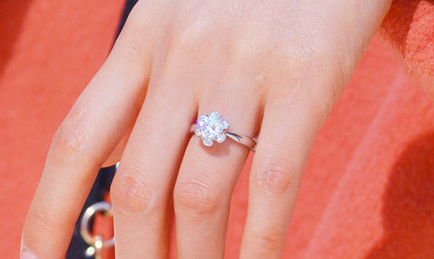 哪个品牌的白金戒指性价比高,定制白金戒指