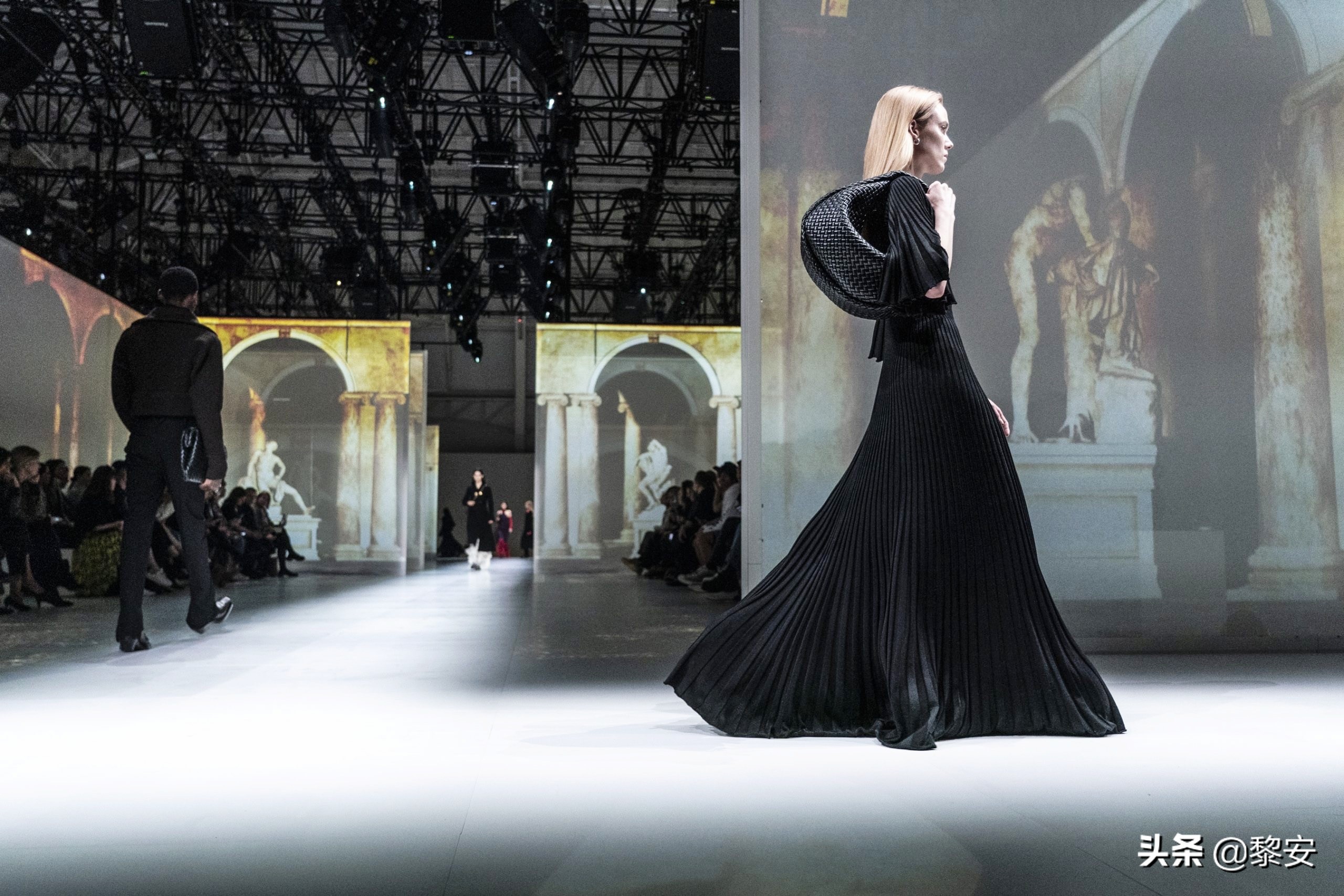 新包结构丨BottegaVeneta2020秋冬秀场，编织×流苏