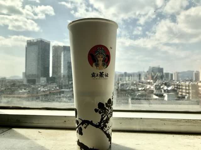 超大杯奶茶下面居然是空的？记者专门买了量杯，结果…