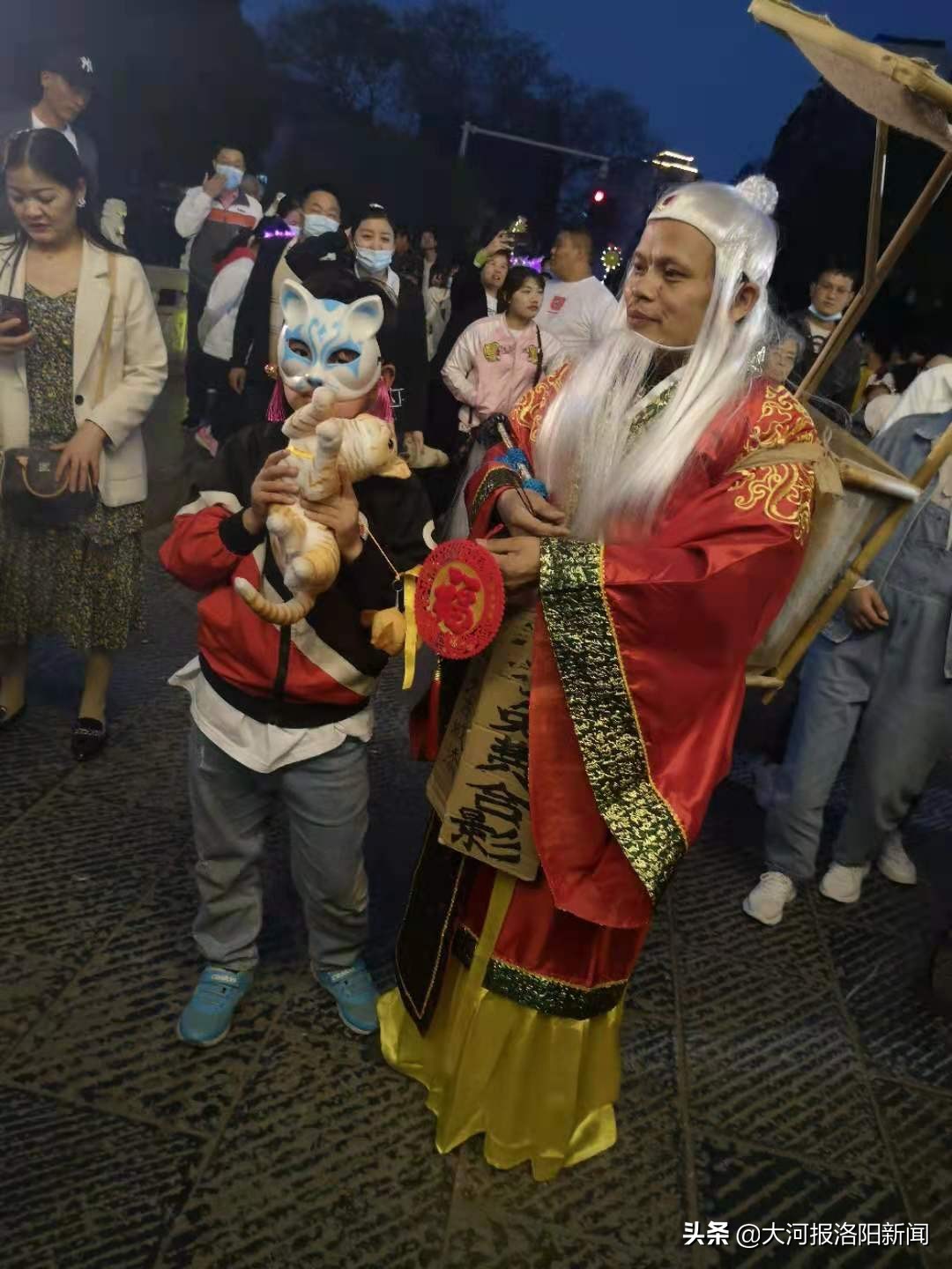 扮月老与游客合影不要钱,禁止老人沉迷手机