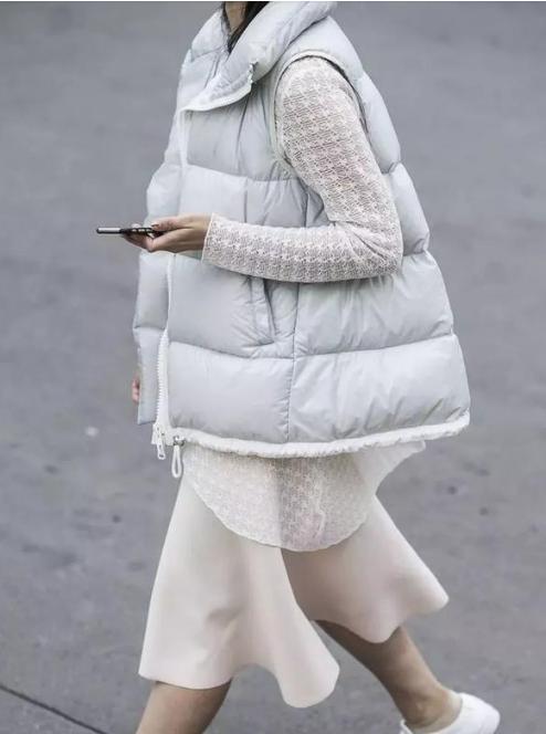 冬天时尚白色羽绒马甲穿搭,时尚百搭高档羽绒马甲穿出气质