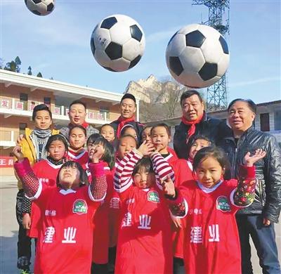 他被称为足球教父,晚年投身公益事业,得到罗纳尔多支持