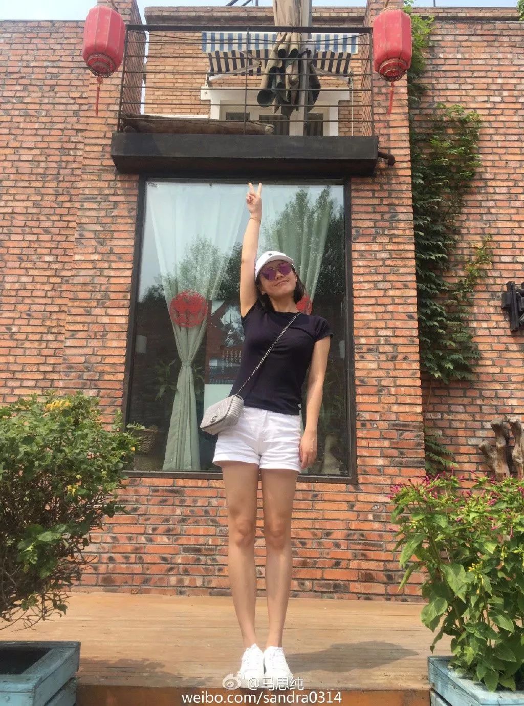 无需任何道具，手机这样轻轻一倒，大片随手拈来