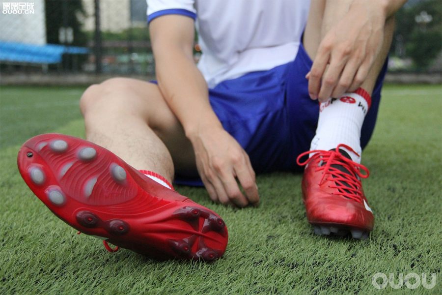 日产足球鞋测评,足球鞋实战测评nike暗煞