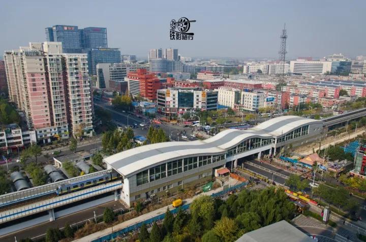 火车来了行人车辆请注意安全,行人车辆请注意火车就要来了