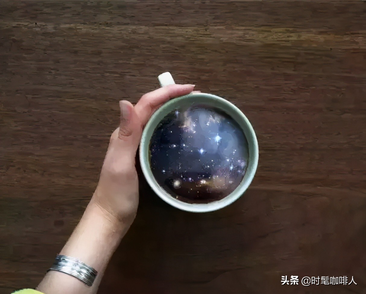 你的杯子里有星空,你的咖啡杯熟悉的气味