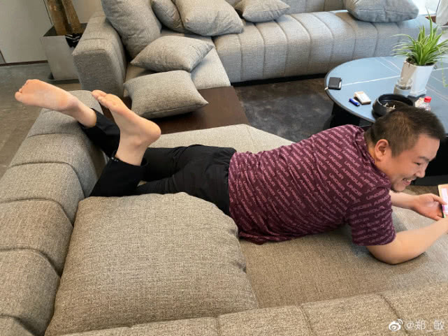 岳云鹏面对老婆削好的苹果,岳云鹏老婆削苹果