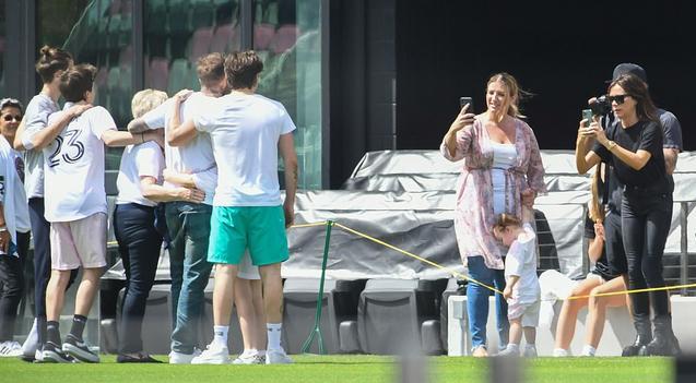 贝嫂和小贝当街亲吻甜腻了！大小准儿媳同框比拼，二儿子女友太美