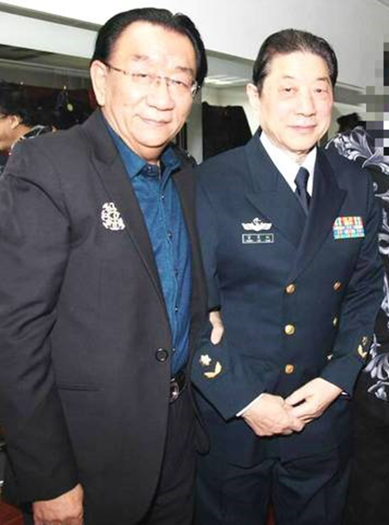 侯耀华发文祝大家小年快乐，叮嘱别忘吃水饺，儿子侯军也送上祝福