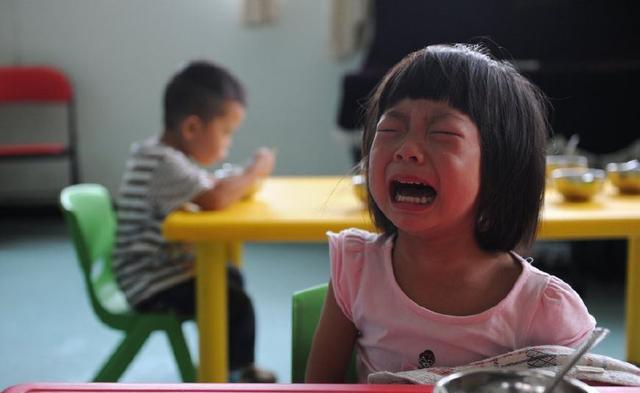 小孩动不动就大哭大闹怎么办,一岁孩子动不动就哭发脾气怎么办