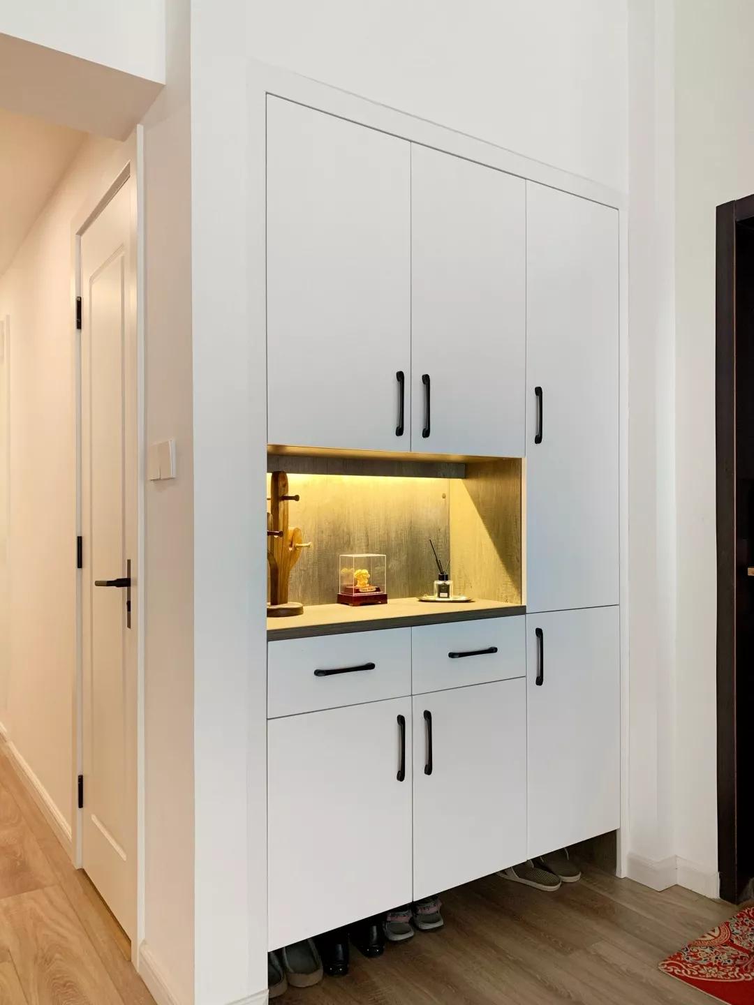 125平简约轻奢风家装设计,137平米客餐厅现代风装修效果图