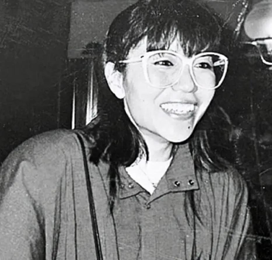 70岁谭咏麟深圳踢球,谭咏麟年轻时踢球视频