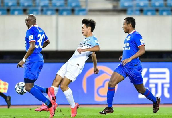中超联赛首轮战罢,中超收官争冠悬念周末见分晓