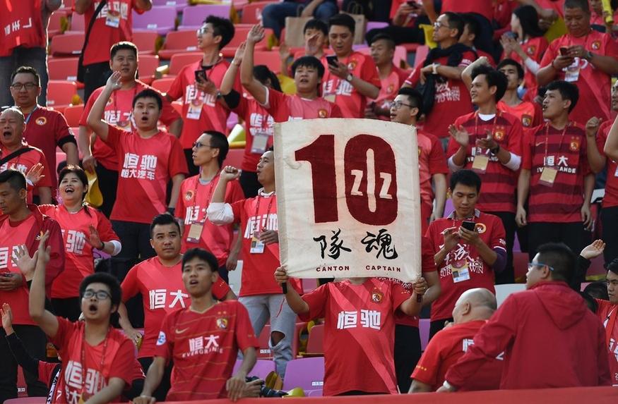 大巴黎球迷作死，焚烧土耳其*旗国**，被加拉塔萨雷球迷*光脱**衣服