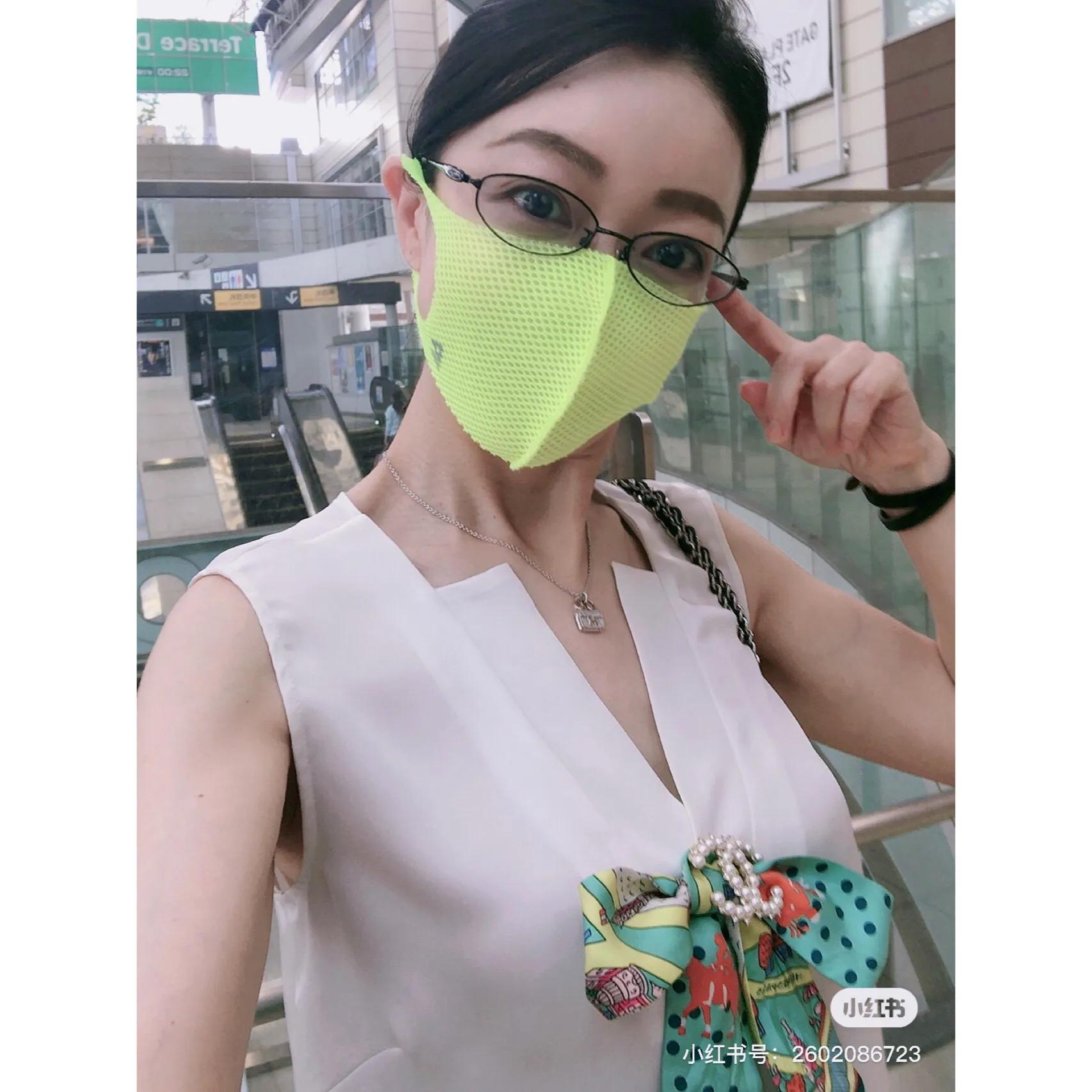 今天来个爱马仕的小丝巾搭配穿搭