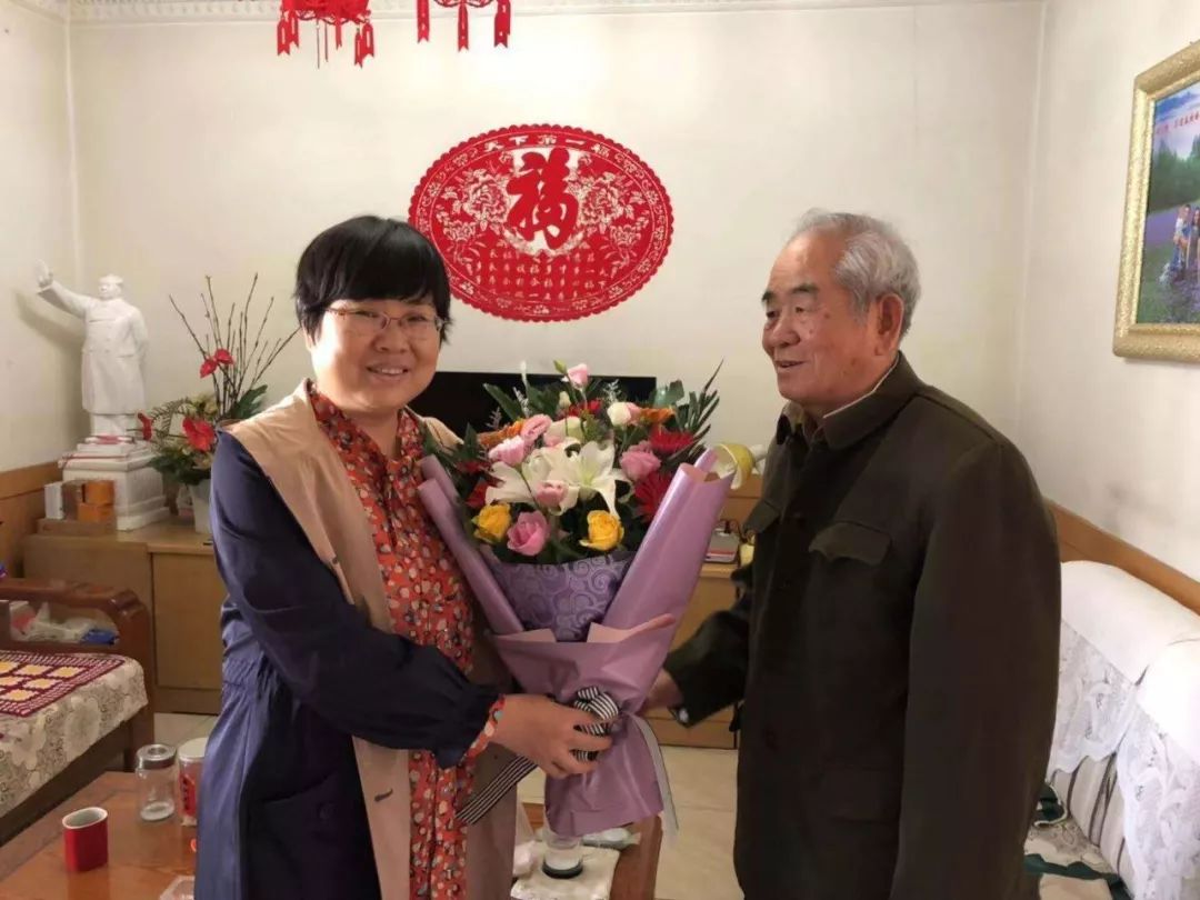 扛过枪打过仗跨过鸭绿江,向历次革命斗争中牺牲的同志致敬