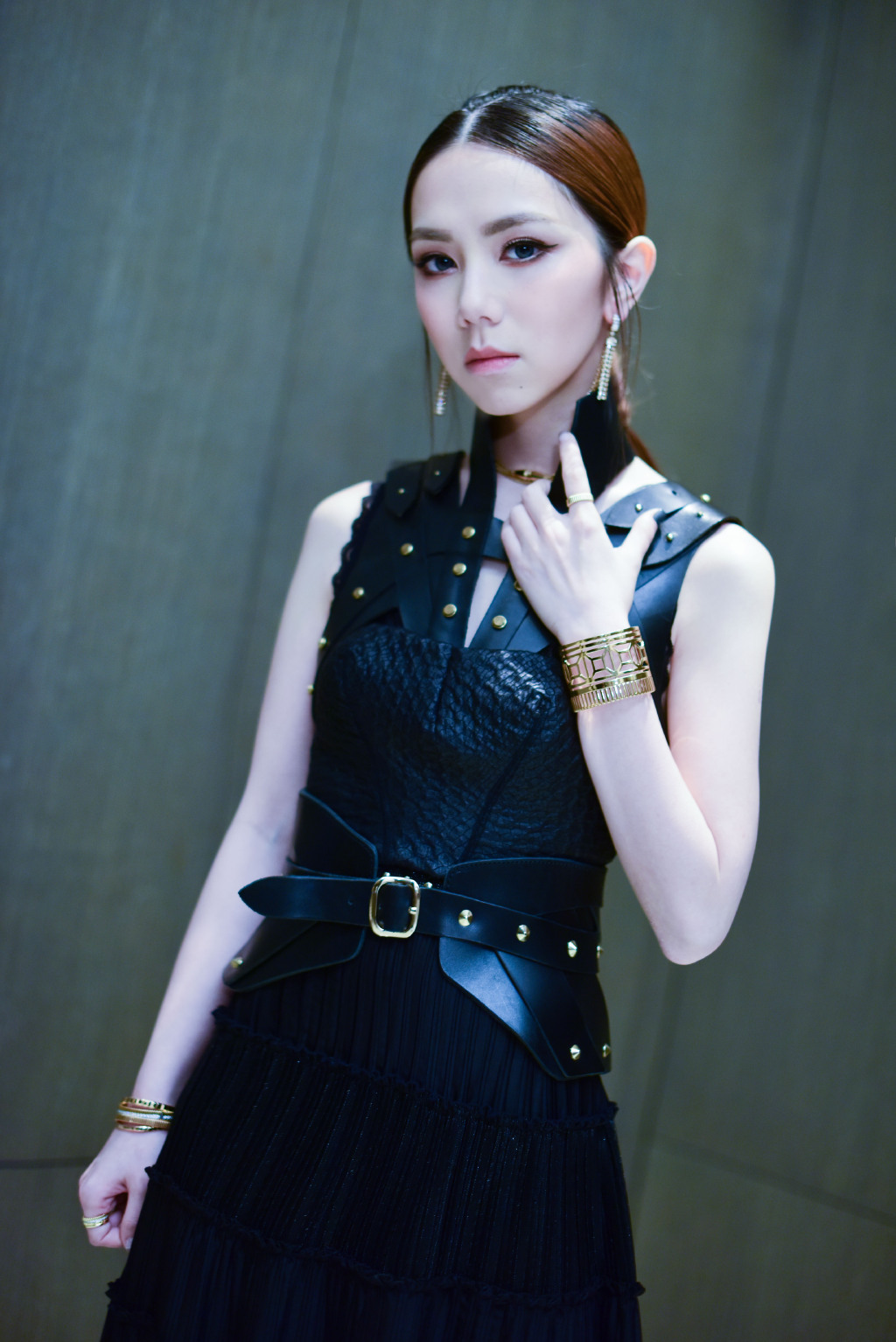 邓紫棋裙配短靴大方倾颜浅笑,邓紫棋穿驴蹄鞋视频