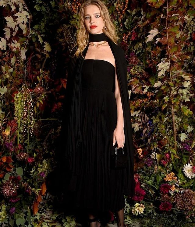 LV太子妃罕见秀性感！蓝色羽毛裙配黑*袜丝**太迷人，哪像生过5个娃