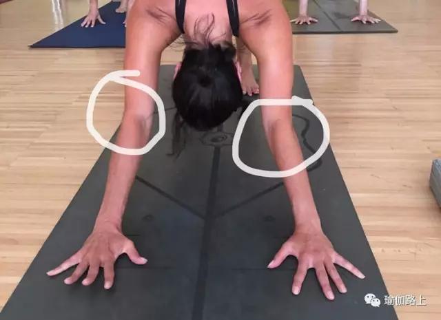 练瑜伽时手臂总是超伸怎么办,瑜伽手肘不要超伸是什么意思