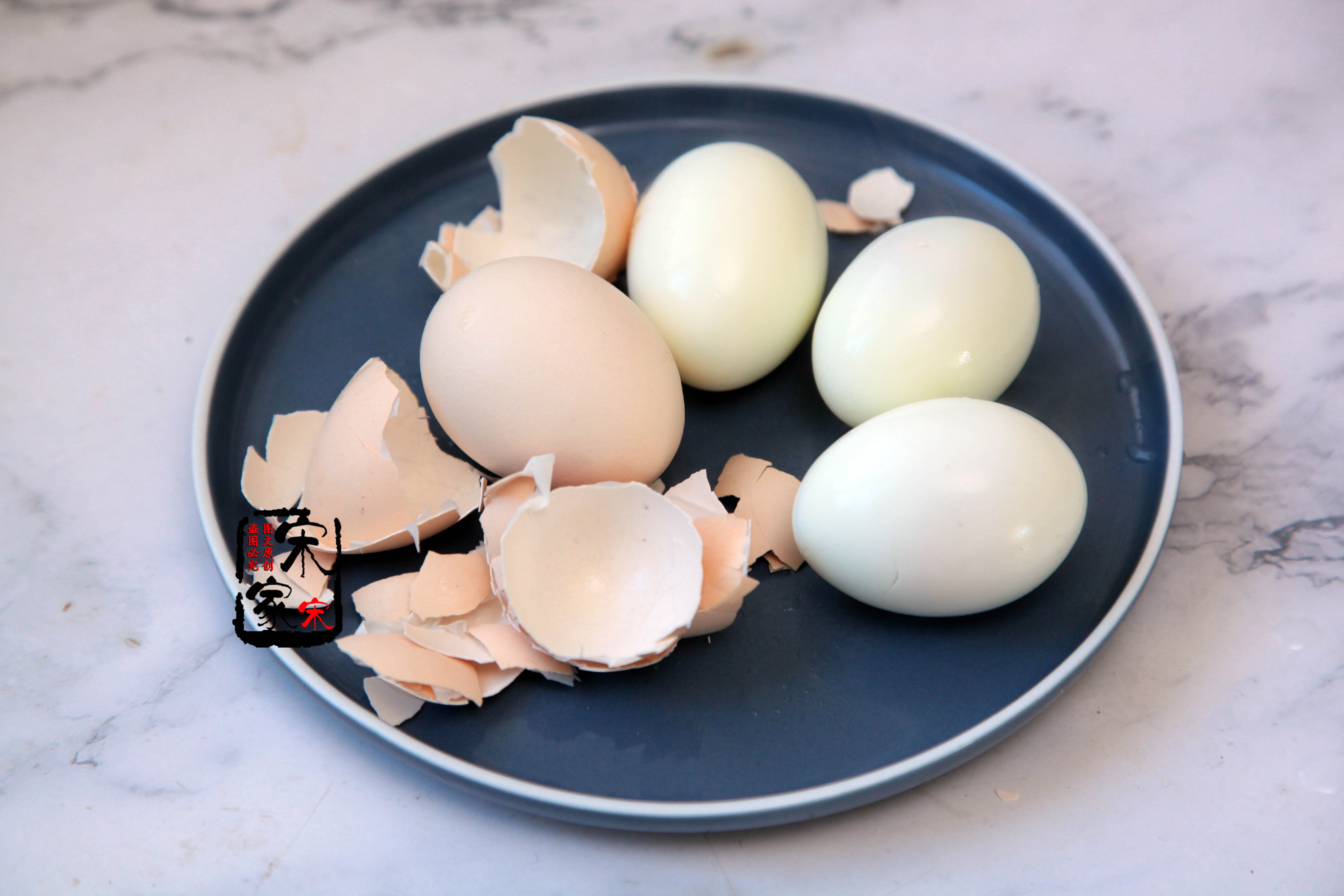 鸡蛋不要再用清水煮了,怎样煮鸡蛋才能让蛋壳更硬