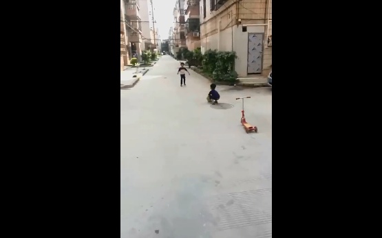 孩子踢球怕受伤该怎么引导,孩子对足球的热爱如何表达